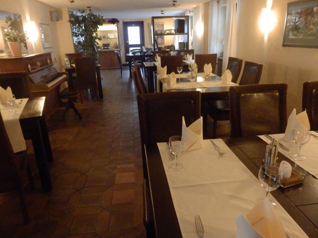 Landgasthof & Hotel "Zum Schwan" Gmbh Trippstadt Buitenkant foto
