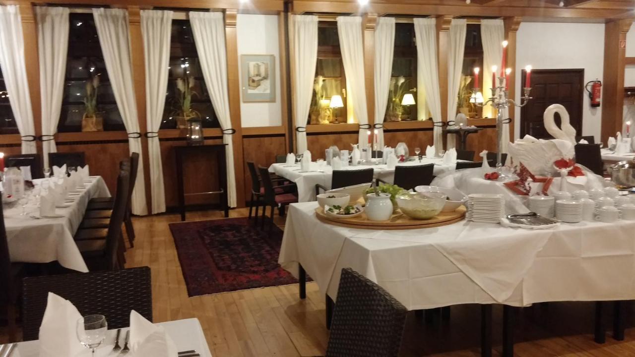 Landgasthof & Hotel "Zum Schwan" Gmbh Trippstadt Buitenkant foto